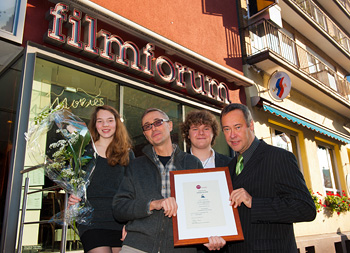 Marilena Pauli (Jugendjury) und Fabio Caramaschi (Preisträger GROSSE KLAPPE)und Joshua Petri (Jugendjury) und Thomas Krüger (Präsident der Bundeszentrale für politische Bildung)