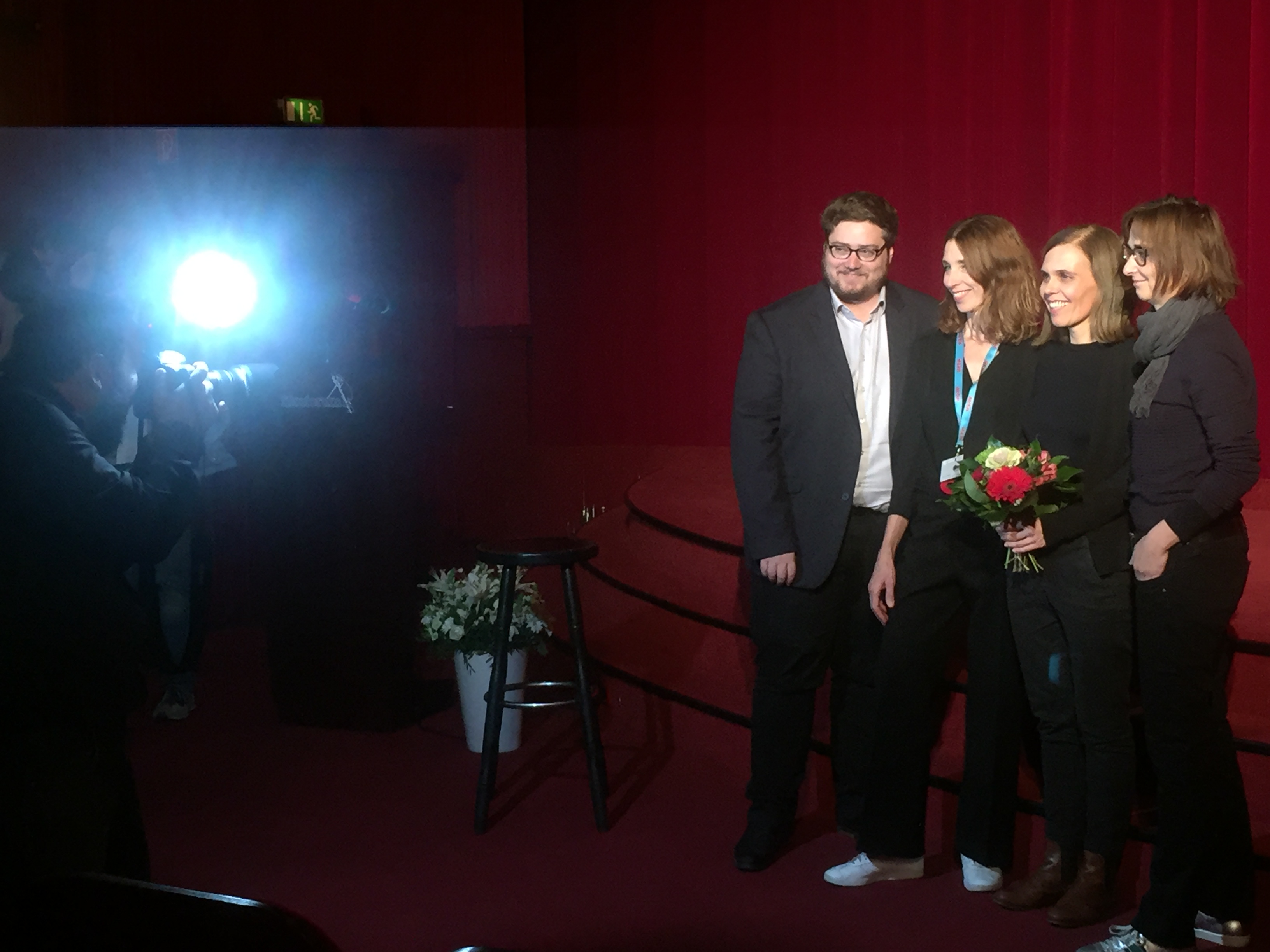 Bekanntgabe der letztjährigen Stipendiatin für den Künstlerischen Kinder- oder Jugenddokumentarfilm des Ministeriums für Kultur und Wissenschaft NRW: Dana Linkiewicz (2.v.r.) mit Frédéric Jaeger, Ruth Schiffer (beide Jury) und Gudrun Sommer (doxs!).