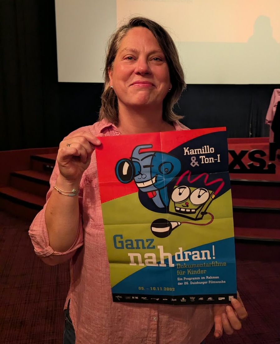 Simone Scheidler mit Poster "Ganz nah dran"