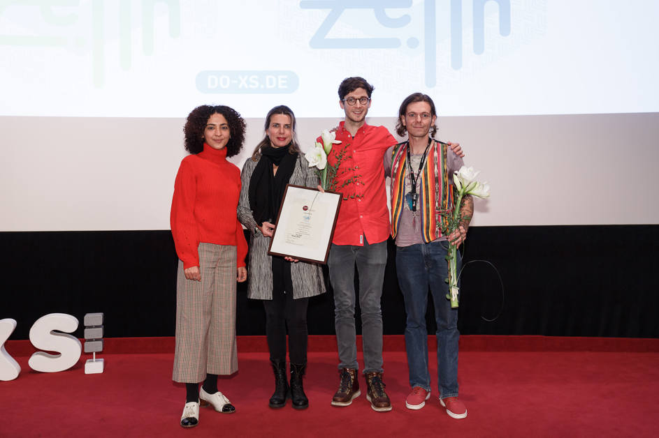 Siham El-Maimouni (Preispatin), Dr. Caroline Hornstein Tomić (Bundeszentrale für politische Bildung), Florian Baron (Preisträger GROSSE KLAPPE), Joe (Protagonist)